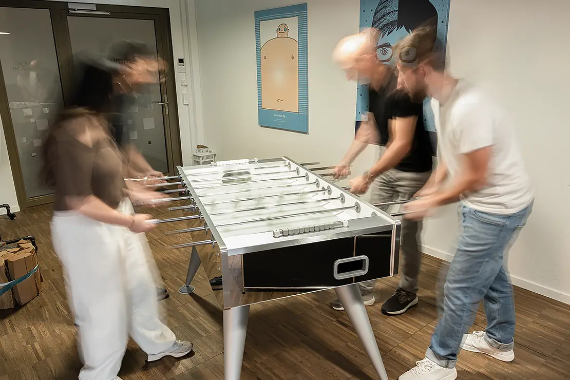 Team spielt Tischfussball