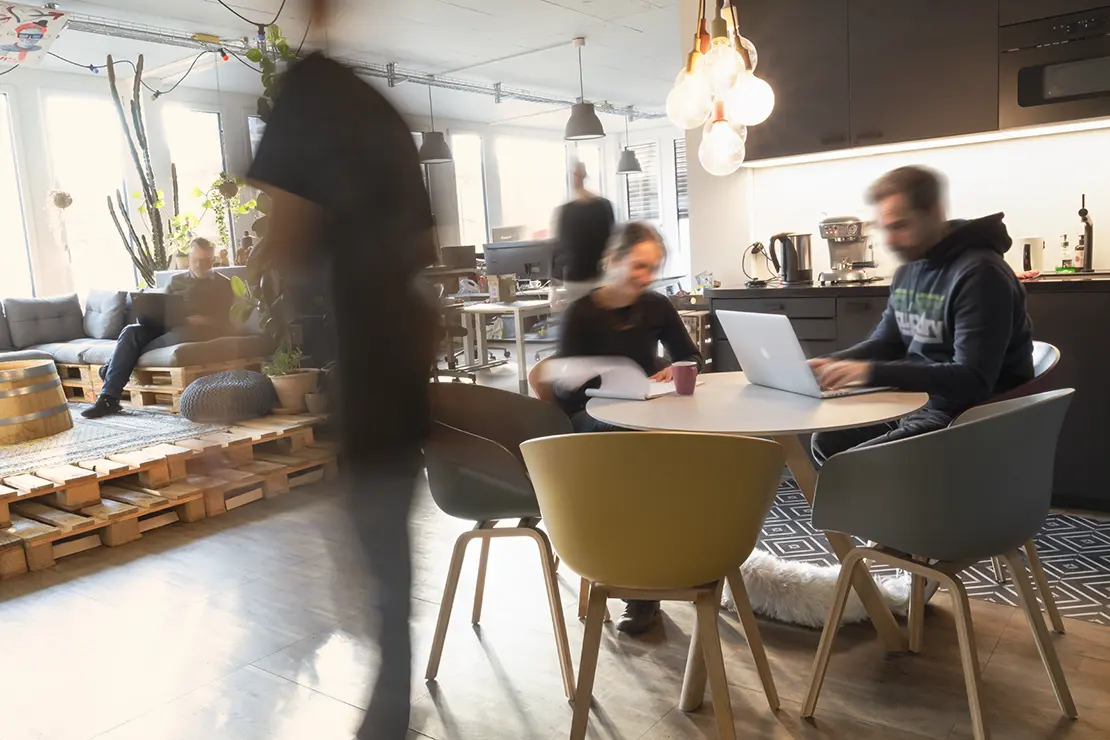 Totale vom Agenturbüro und Team